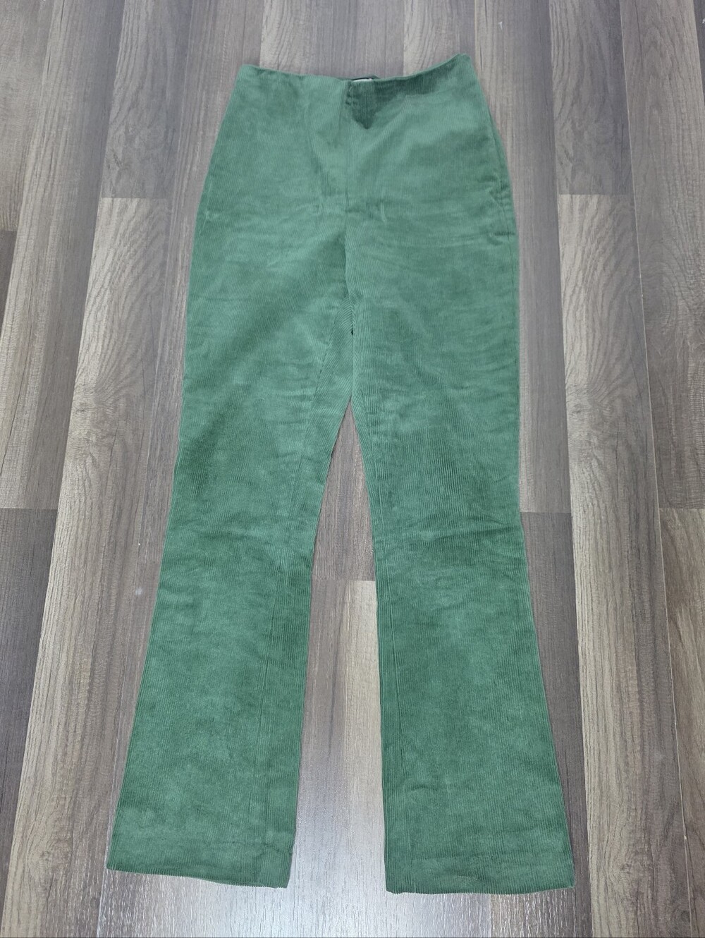 Tuckernuck Green Corduroy Ashford Kick Flare Pants Preppy Chic Grandmillenial. S